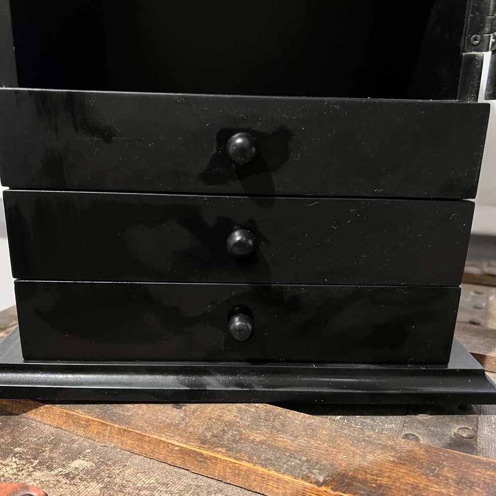 Gently Used Women’s Jewelry Box!! Top storage and photo opening. - Picture 4 of 12